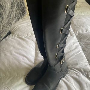 Black low heeled leather boots size 6.5